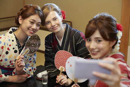 外国妇女在古都和日本妇女旅行背景图片