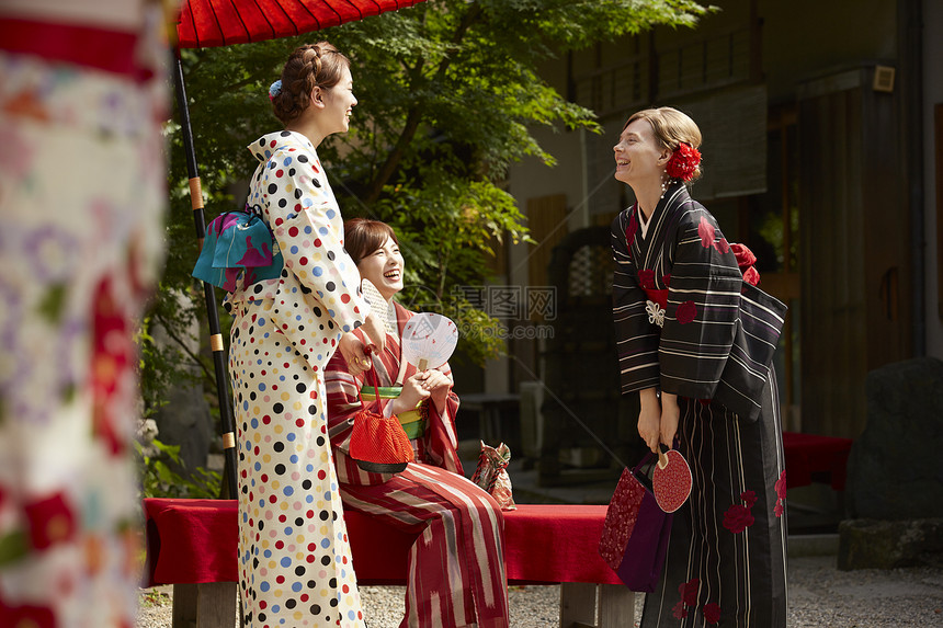 外国妇女在古都和日本妇女旅行图片