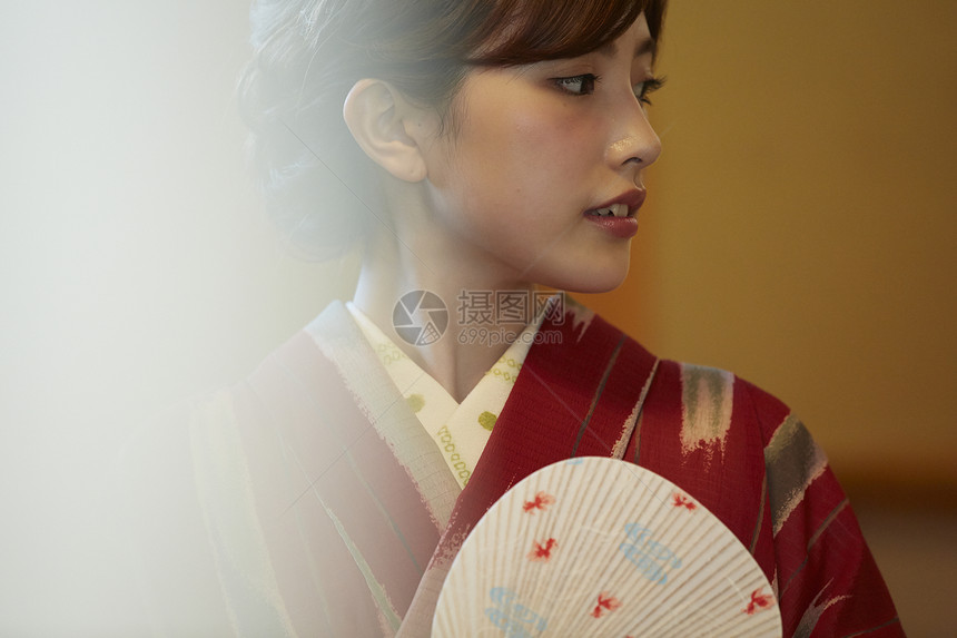 身穿和服的日本女性形象图片