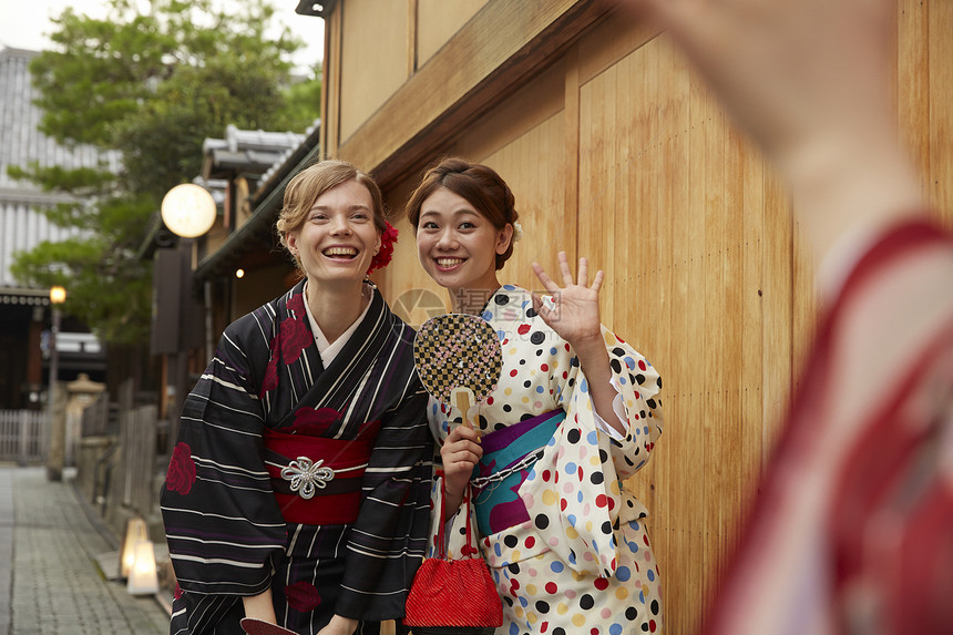 日本街头身穿和服的游客图片