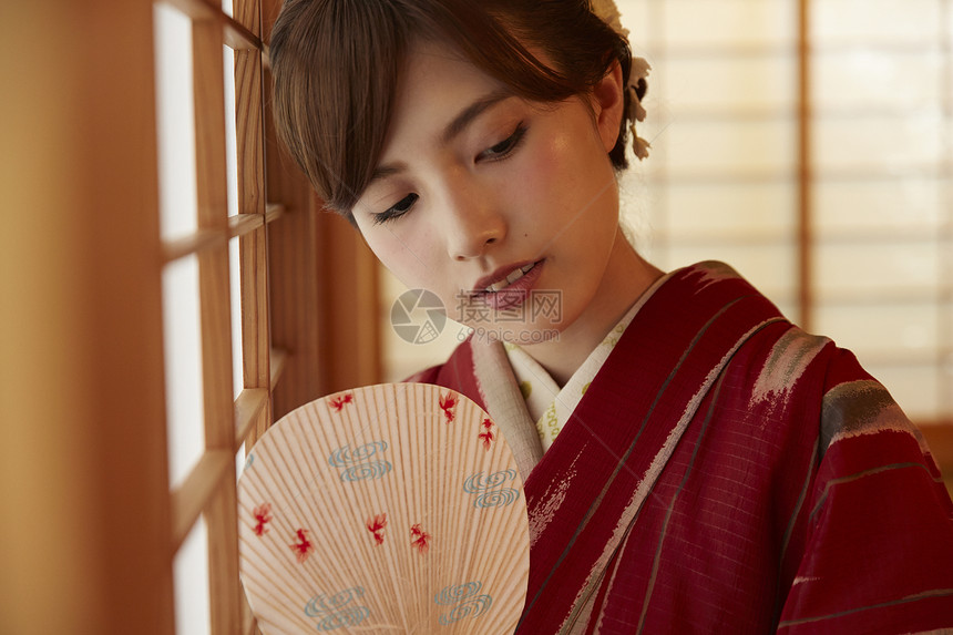身着日式和服的美女图片