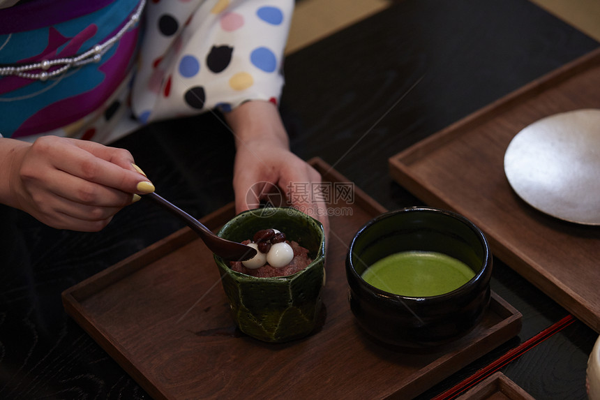 体验日本茶道和点心特写图片