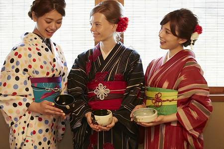 旅行饭店三个人享受绿茶和日本女外国女图片