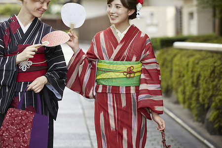 在古都外国妇女和日本妇女旅行图片