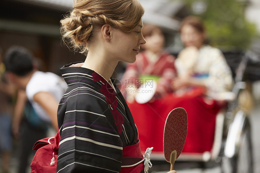 一位穿和服的外国女子观光古都图片