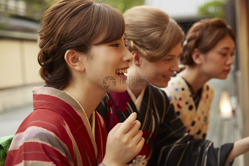 在古都外国妇女和日本妇女旅行图片