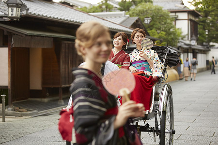 乘坐人力车的日本妇女图片