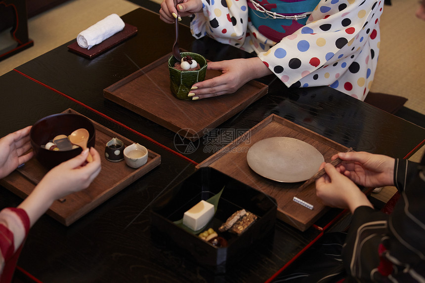 外国妇女和日本妇女吃日本甜点图片