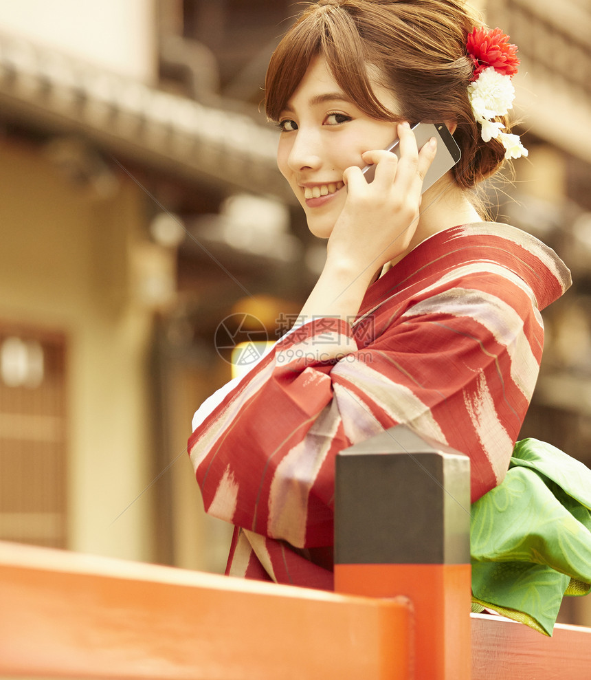 身着日式和服的美女打电话图片