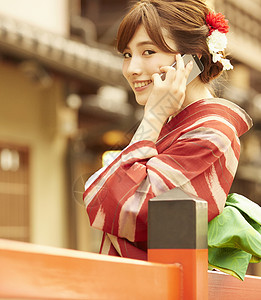 身着日式和服的美女打电话图片
