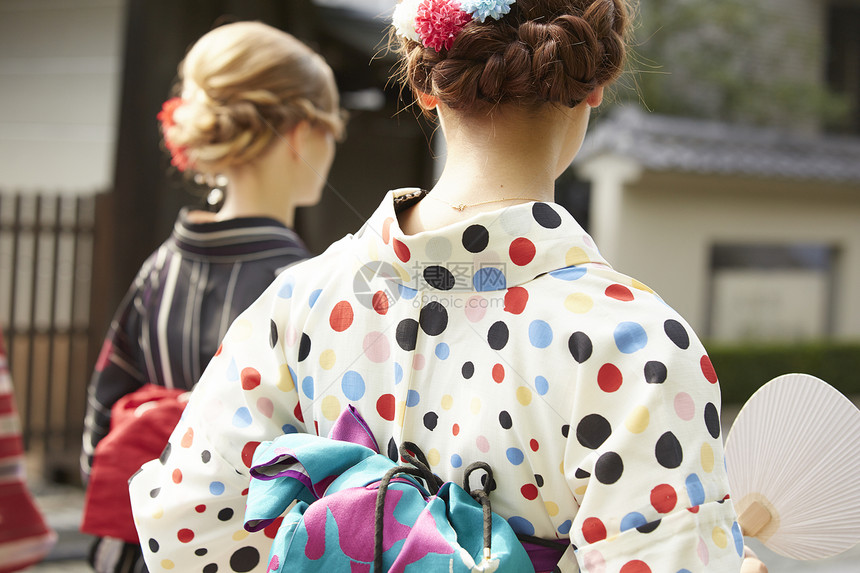 年轻美女与外国友人体验和服旅行背影图片