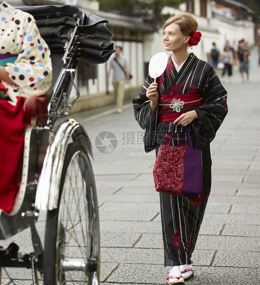 外国美女身穿和服观光古都图片