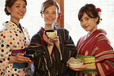 年轻美女与外国友人体验日本茶道高清图片