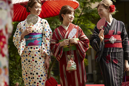 年轻美女与外国友人体验和服旅行图片