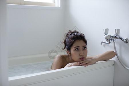 居家女人浴缸放松洗澡泡澡图片