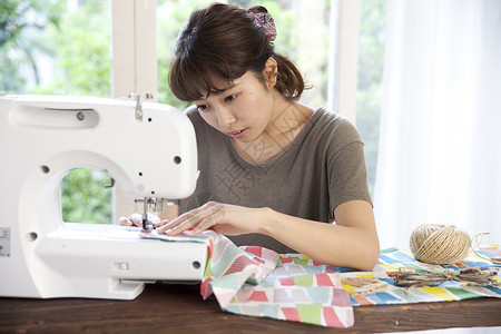 手工diy针织缝纫的居家女性图片