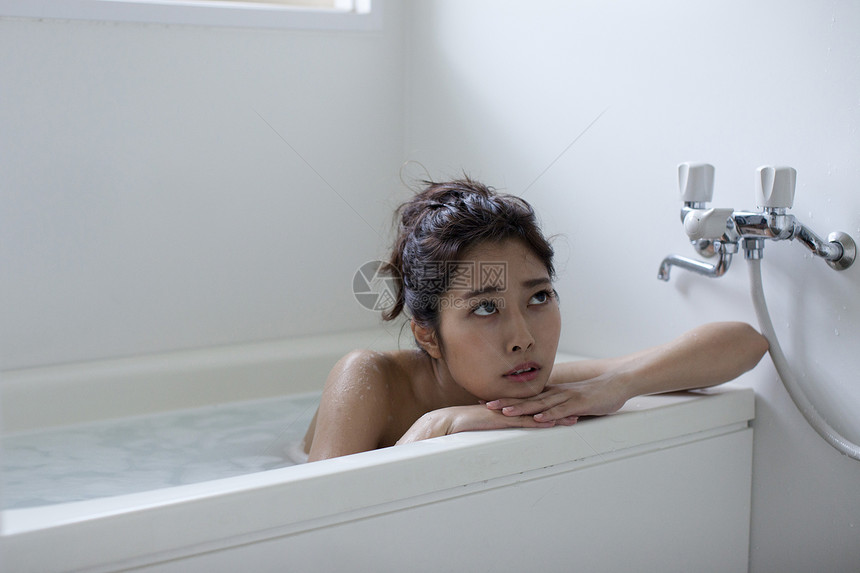 居家女人浴缸放松洗澡泡澡图片