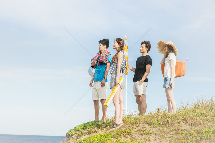 青年朋友海边享受夏天图片