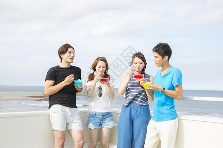 海边度假吃西瓜的青年图片