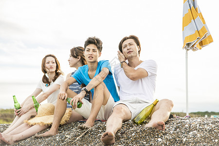 享受海边风光的青年人旅途高清图片素材