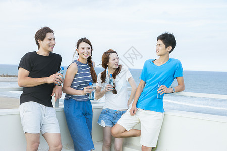 海边喝酒的青年情侣年轻高清图片素材