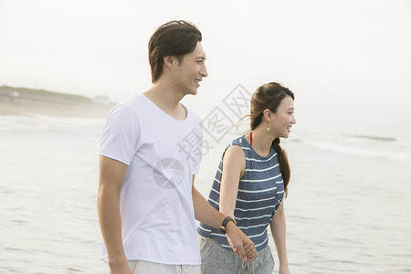 在海滩上行走的情侣图片