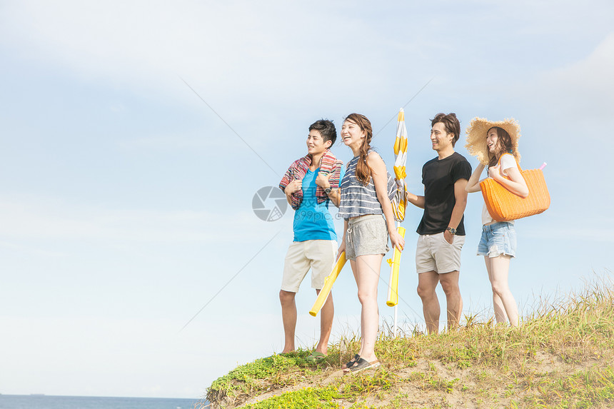 青年男女旅游度假享受夏天图片