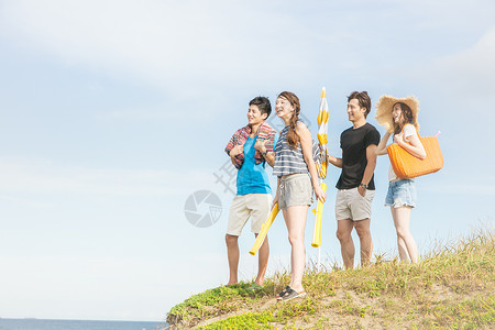 青年男女旅游度假享受夏天图片