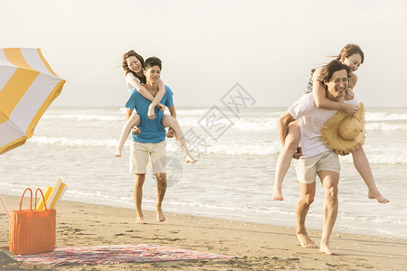 海滩边玩耍的年轻情侣们高清图片