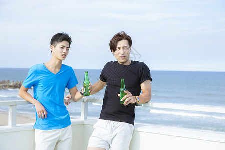 海边度假喝啤酒的兄弟图片