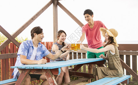 夏天聚会喝啤酒的朋友们室外高清图片素材