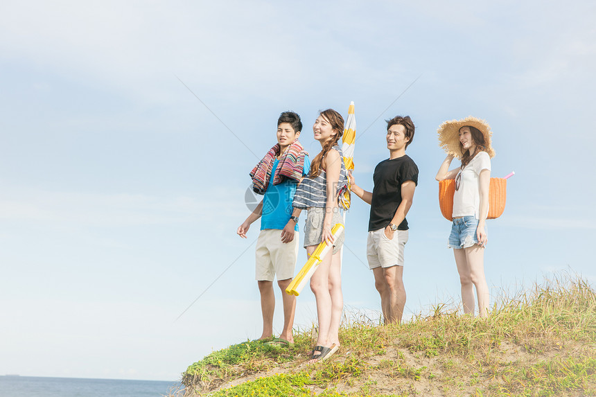 青年男女旅游度假享受夏天图片