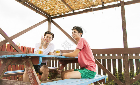 夏天聚会喝啤酒的男性好友图片
