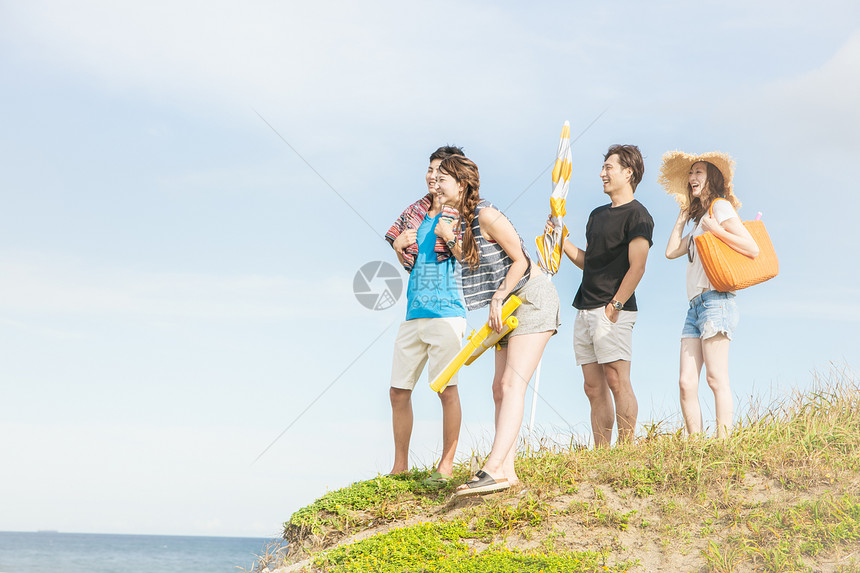 4人夏日海边聚会图片