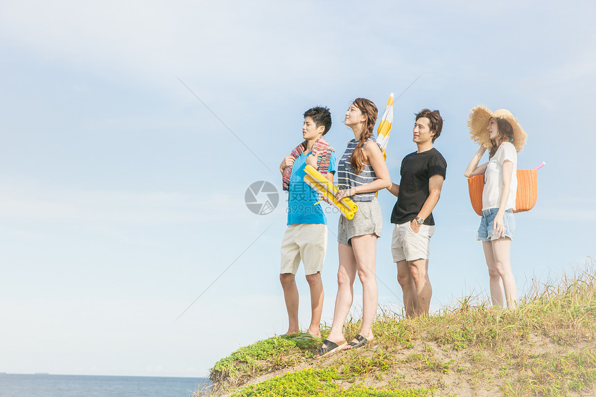 4人夏日海边聚会图片