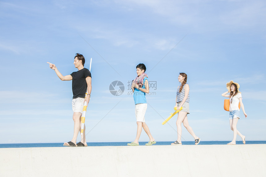 4人夏日海边聚会图片