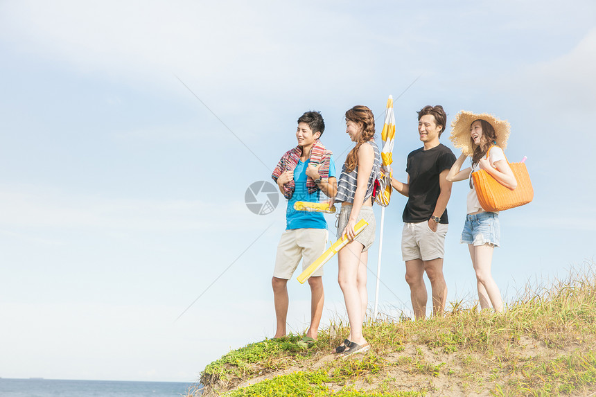 男人和女人在海边享受夏天时光图片