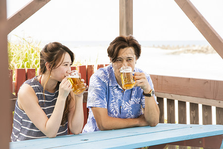 男女开心的坐餐厅里喝啤酒夏天高清图片素材
