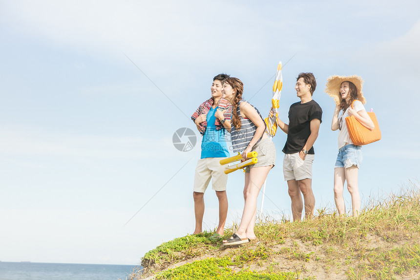 4人夏日海边聚会图片