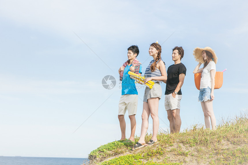 4人夏日海边聚会图片