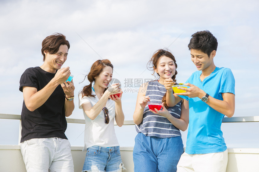 4人夏日海边聚会图片