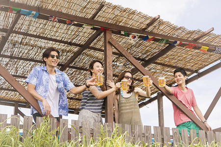 4人夏日海边喝酒聊天图片