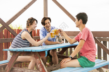 3人夏日海边喝酒聊天青春高清图片素材