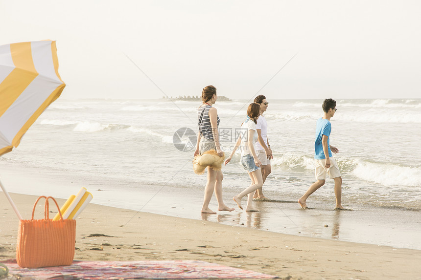 夏日享受海滩的4人图片