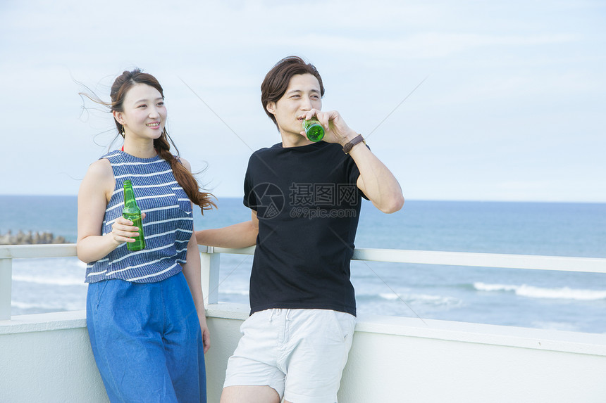 夏日海边度假村旅游的情侣图片
