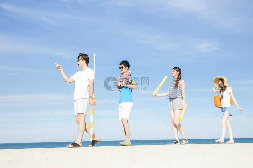 青年男女旅游度假享受夏天图片