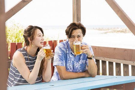 夏天聚会喝啤酒的情侣餐厅高清图片素材