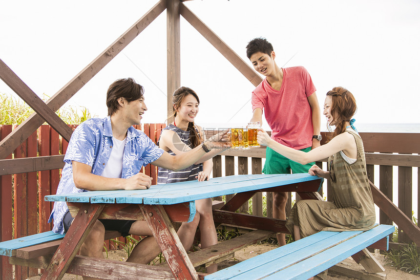 夏天聚会喝啤酒的朋友们图片