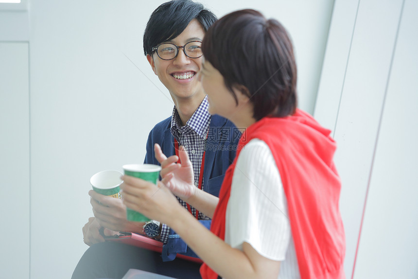 和女生谈笑的眼镜男性图片