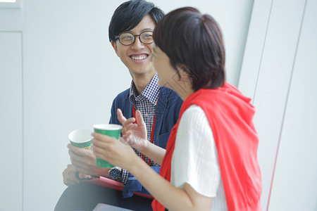 和女生谈笑的眼镜男性图片